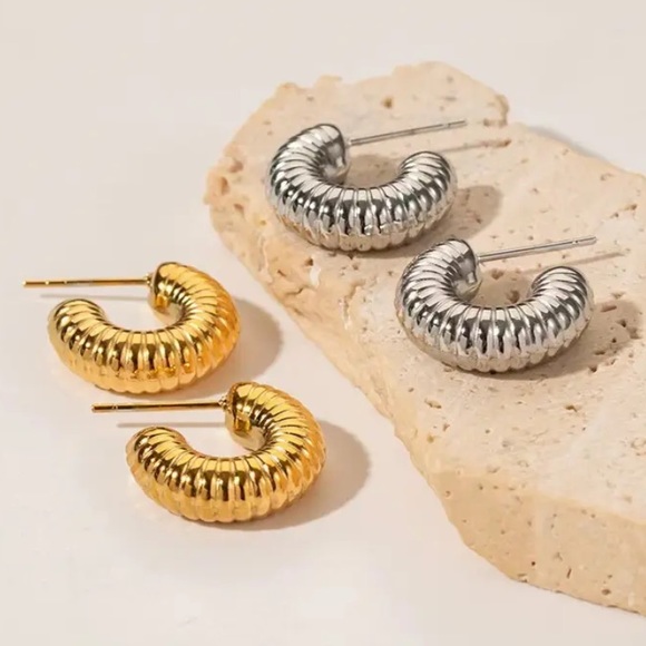 🔵𝟲𝟱%𝗢𝗙𝗙 𝗯𝘂𝗻𝗱𝗹𝗲𝘀 𝟯+🔵 NEW Ribbed Chunky Acrylic Hoop Earrings - Picture 5 of 11